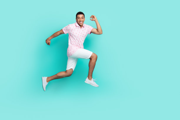 活跃愉快的男人穿粉红色polo短裤的全长照片匆忙跑在夏季销售孤立的绿松石色背景购物图片下载