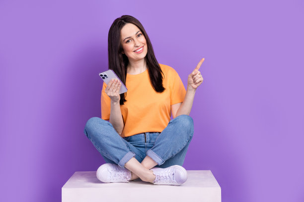 全长身体照片的女商人在休闲服装指导手指模型与电话促销提供孤立的紫色背景图片下载