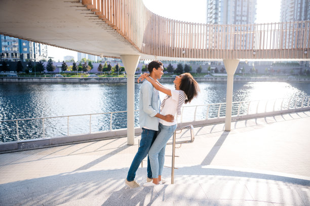 迷人的快乐的夫妇庆祝周年纪念日灵魂伴侣的照片，在夏天的户外以湖为背景图片下载