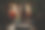穿着安全背心和安全帽的铁路技术工人在火车维修站按图纸工作的照片图片下载
