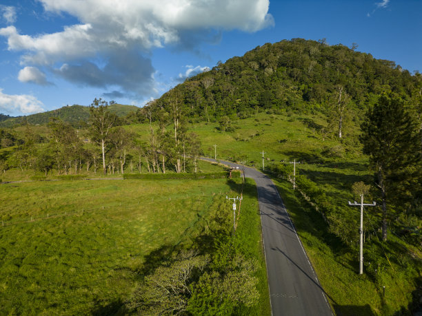 鸟瞰图的农场，田野，夏季景观-库存照片图片下载