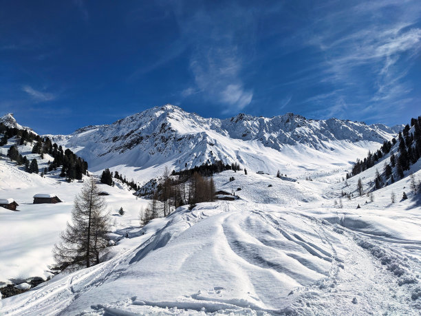 美丽的山地景观在阿尔卑斯山内阿尔卑斯在达沃斯蒙斯坦。雪山和Mäschengrat的景色。高质量照片图片下载