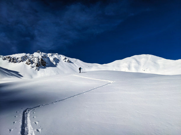 在蒙斯坦达沃斯的belenhorn山进行野外滑雪之旅。滑雪登山到一个美丽的山峰，可以看到雪山的美景。瑞士的Skitour。高质量照片图片下载