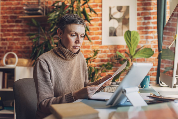 在家办公的女性图片下载
