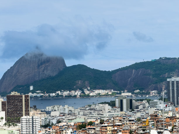 从Parque das Ruínas，巴西里约热内卢，瓜纳巴拉湾，Niterói, Morro dos Prazeres贫民窟的美丽景色图片下载