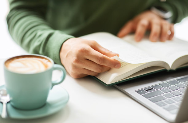 一张非洲裔美国人坐在桌旁看书的照片图片下载