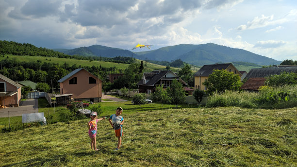 山村里的孩子们拿着风筝。照片。图片下载