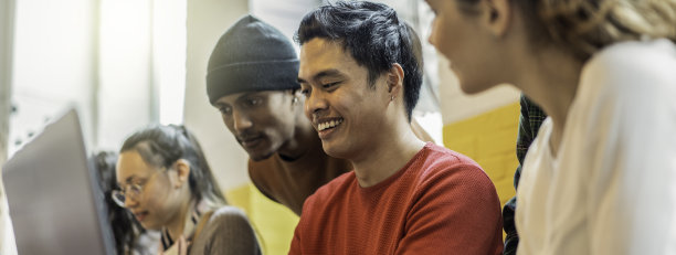 与年轻同事的横向横幅或标题，多民族团队计划一个新的启动-快乐的计算机程序员在创造性的共同工作办公室中为一个新项目工作图片下载