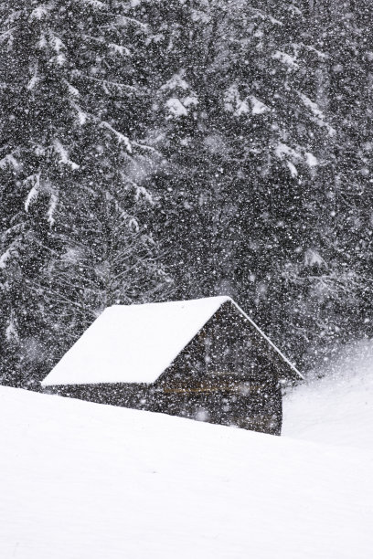 大雪下的小山间小屋。图片下载