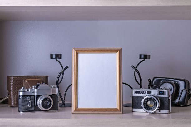 模板与空相框和旧单反相机在木架子上。图片下载