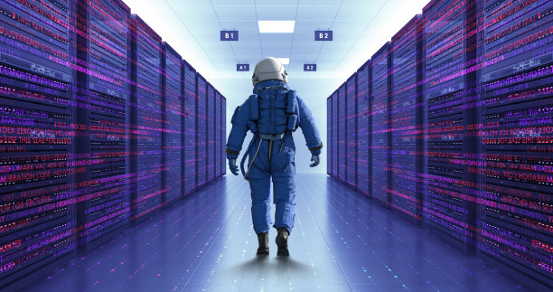宇航员的高科技奥德赛:行走在人工智能引导的服务器室图片下载