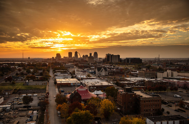 密苏里州圣路易斯日出时的航拍照片图片下载