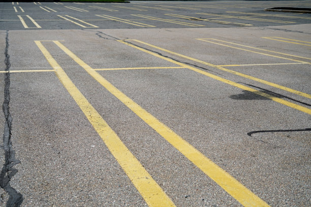 旧的露天空停车场图片下载