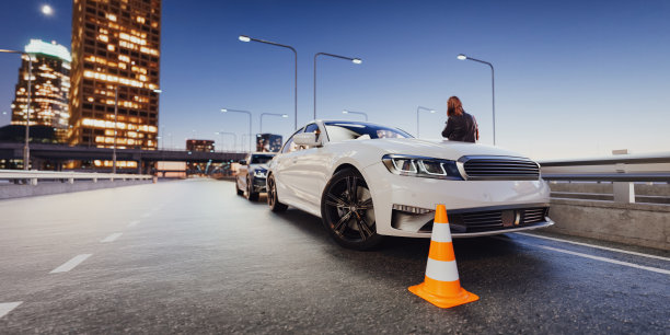 一辆车在路上，有一个紧急情况，一个女人需要帮助。图片下载