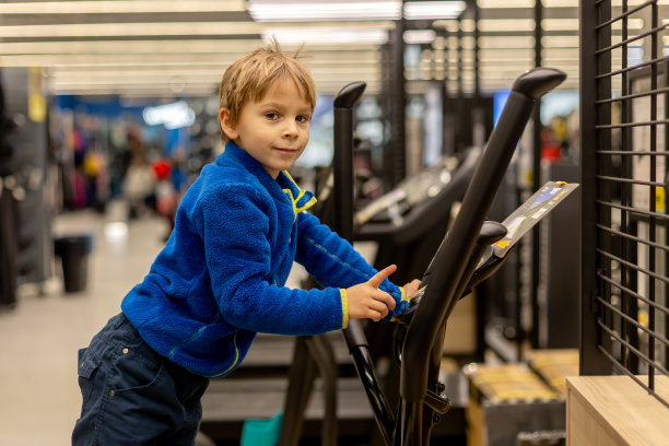 孩子，学龄前男孩，在健身房，健身中心训练图片下载