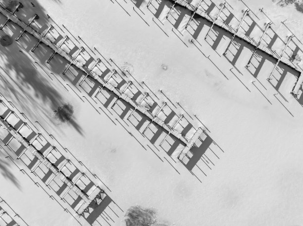 冬季航拍照片冻结，下雪的码头，码头在艾伦H Treman国家海洋公园，伊萨卡，纽约，美国。01-21-2024图片下载