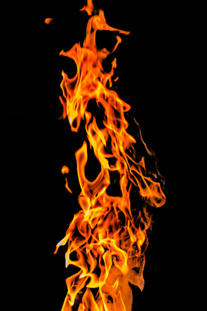 火焰在黑色背景上孤立。图片下载