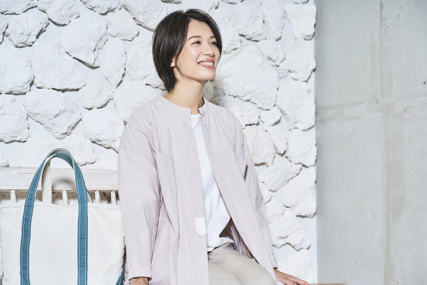 一个表情轻松的女人图片下载