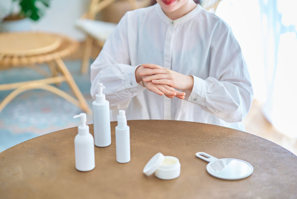 做皮肤护理的年轻女子图片下载