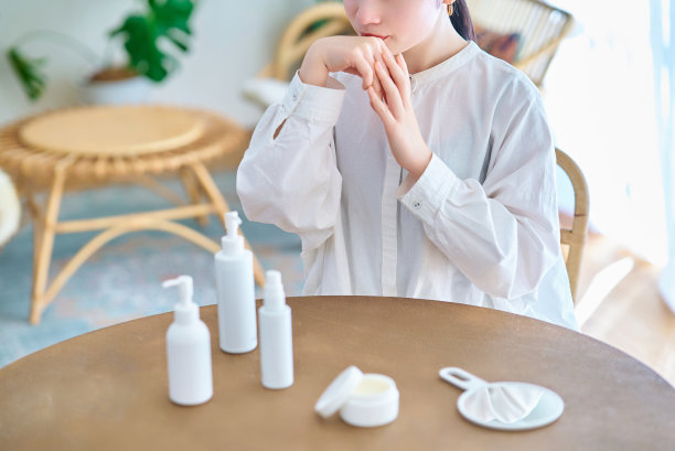 做皮肤护理的年轻女子图片下载