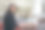 美丽的年轻女子在户外使用科技产品，喝咖啡。图片下载
