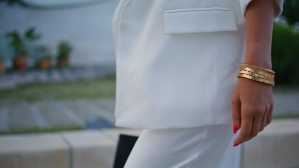 无法辨认的奢华女孩走在城市街道上，穿着时尚的衣服。图片下载