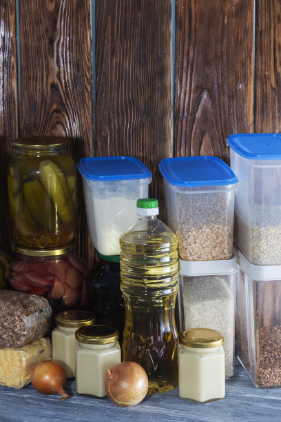 食品供应为检疫隔离期。各种玻璃罐装麦片、面食、罐头食品图片下载