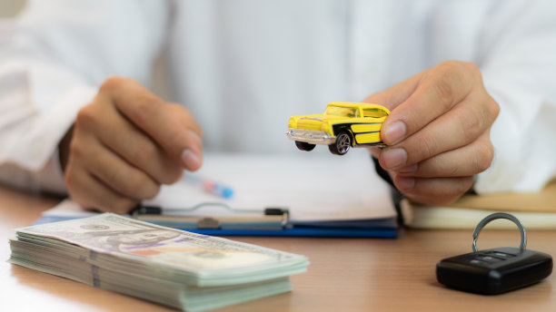 特写:手给车钥匙和钱，用于贷款、信用金融和租赁。汽车贷款概念，汽车换现金概念，金融概念。买卖新车或二手车。车钥匙在桌子上。图片下载