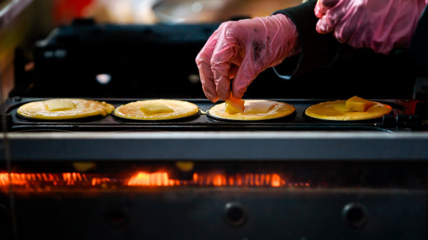 日本市场，街头小贩在制作日本小吃——奶酪烧图片下载