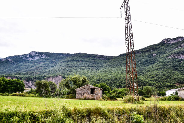 房子在山上，照片作为背景，在janova财政sobrbe，韦斯卡阿拉贡省图片下载