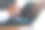 一个商人拿着记事本、笔和电话在桌上的笔记本电脑上工作的特写照片。图片下载