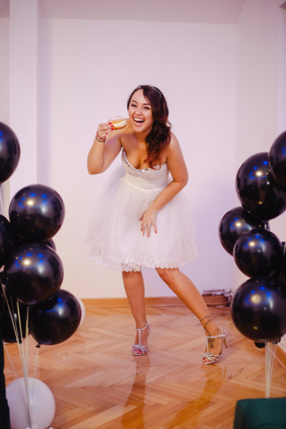 美女拿着甜甜圈的照片图片下载