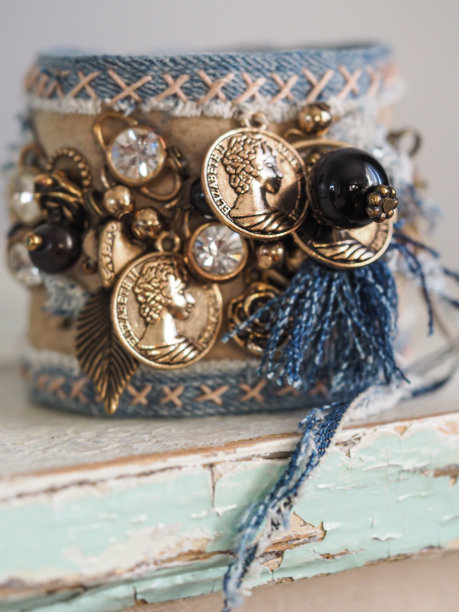 近距离观察手工制作的构图图片下载