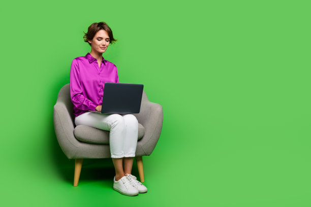 专注自信的女性中层it专家与团队领导聊天的全身照片，背景为绿色图片下载