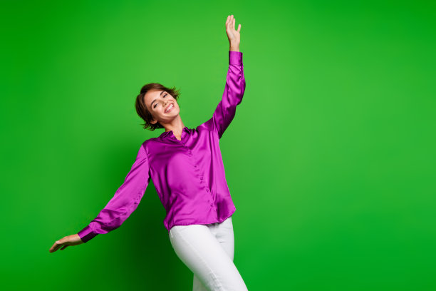 欢快可爱的人的照片，牙齿微笑，享受舞蹈音乐，空旷的空间孤立在绿色的背景图片下载