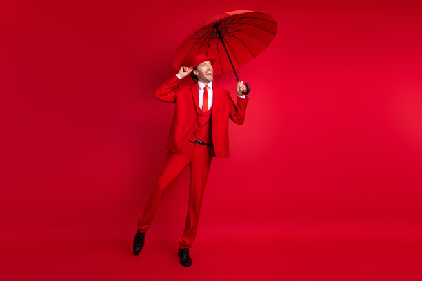 全身照片优雅的年轻男子跳舞的音乐表演伞穿时髦的经典服装孤立的红色背景图片下载