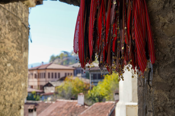 色彩缤纷的土耳其传统纪念品，如围巾，手帕，布料，围巾，模糊的老城Safranbolu房子图片下载