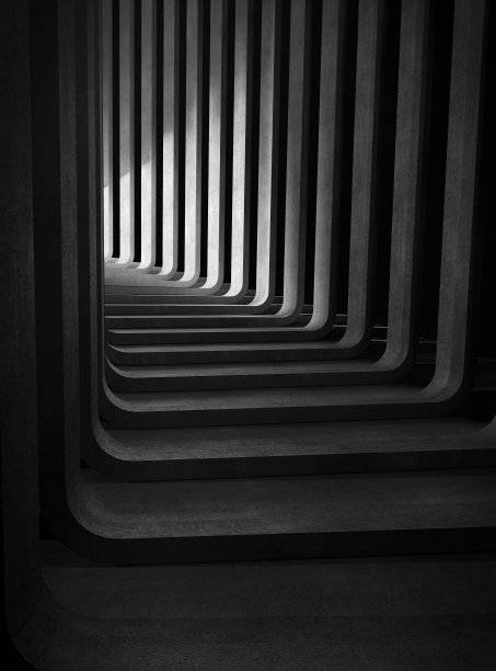 黑色背景。带有抽象光线的石头楼梯。在黑暗中行走。抽象的背景。楼梯在上升。三维渲染图片下载