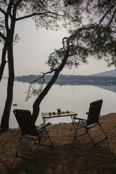 河边有两把空椅子。库存图片图片下载
