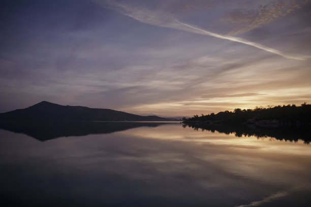 日落时大海的倒影。库存图片图片下载