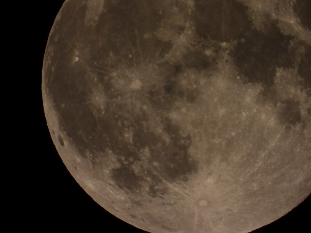 从地球上拍摄的月球表面非常详细的照片图片下载