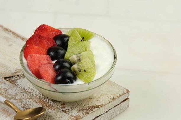 酸奶甜点与新鲜水果在玻璃碗图片下载