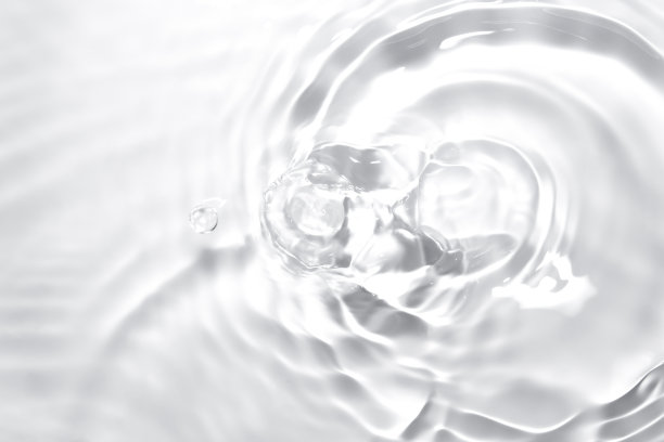 水面是白色和透明的。图片下载