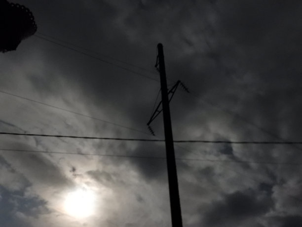 这张照片是用专业相机从地球上拍摄的月亮在云层中与森林相衬的照片图片下载