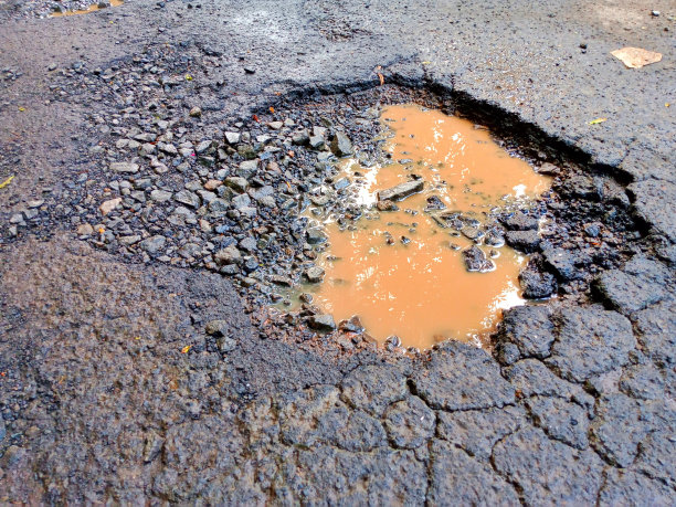 这条柏油路被损坏，有洞图片下载