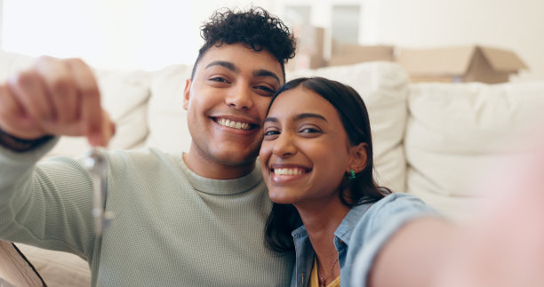 肖像，钥匙和夫妇自拍带着微笑和兴奋的房地产投资的家。快乐，爱和成就与照片的社交媒体帖子和记忆从抵押贷款和贷款的成功图片下载