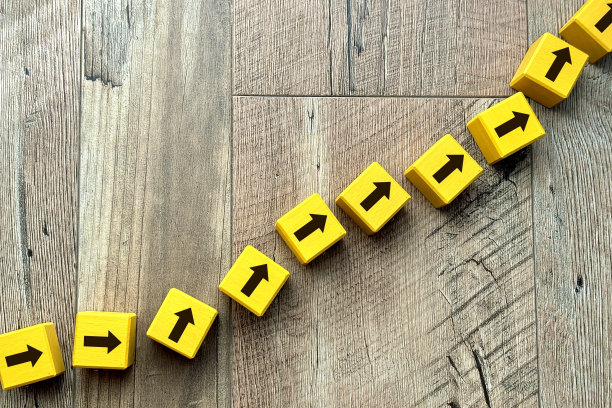 一步一个脚印向前走图片下载