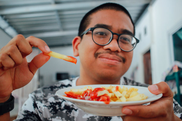 棕色人种喜欢薯条图片下载