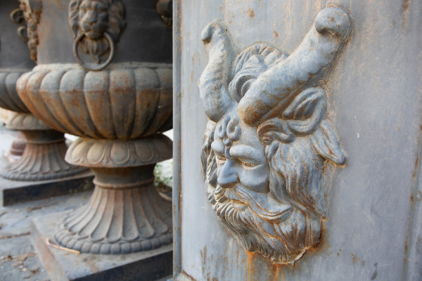 带有动物头像和角的浅浮雕金属花瓶正在出售。图片下载