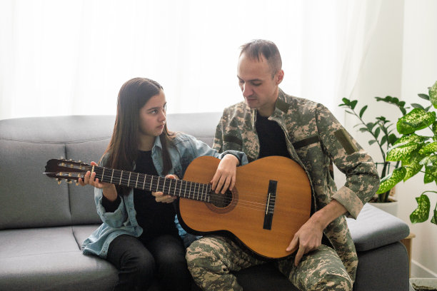 一位老兵和他的女儿在弹吉他图片下载